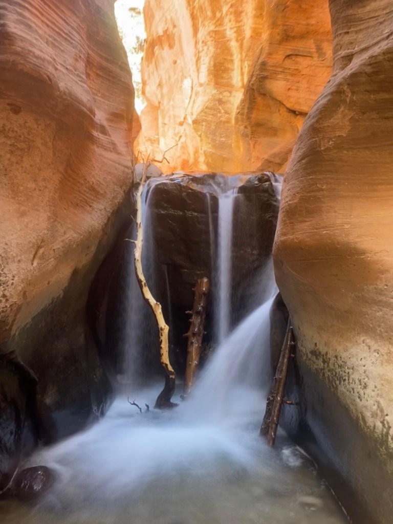 Upper Kanarra Fallss cascade
 over rock ledge